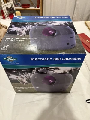 Etiqueta engomada automática del lanzador de bolas dice $199.99 sistema de búsqueda seguro para mascotas Foto 1 de 4