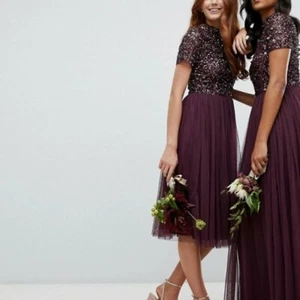 Neu mit Etikett Maya kurzärmelig Midi Tüll Pailletten Kleid Beere Größe US 4 - Bild 1 von 7