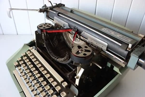 Sperry Remmington 100 - Desktop Typewriter - Picture 1 of 8