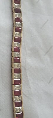 Pulsera color circonita roja y cúbica. 8" largo con cierre metálico buen estado Foto 1 de 4