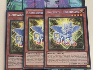 Yugioh 3x Lightsworn Dragonling MP25-DE066 Prismatic Secret Rare PSR 1. Auflage NM - Bild 1 von 1