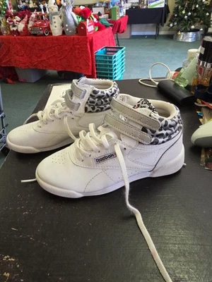 Girls Reebok Freestyle High SZ 13 Snow Leapord Print 622 - Image 1 of 4