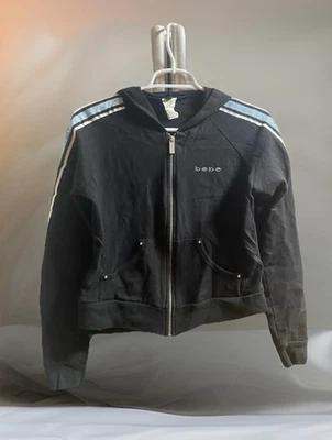 Chaqueta con Capucha Bebe Y2K Negra Cremallera Logotipo Estrás Blanco Azul Manga a Rayas Pequeña Foto 1 de 4