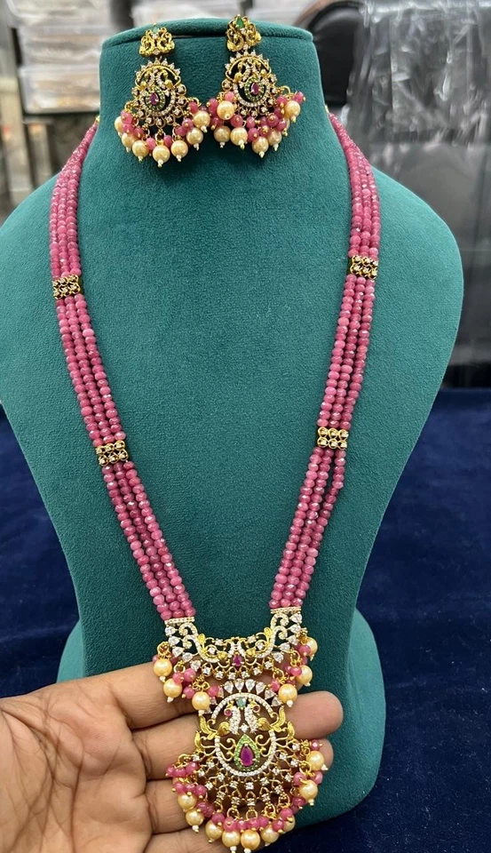 Juego de collar largo con cuentas de múltiples hebras con colgante y pendientes a juego Foto 1 de 3