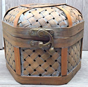 Ancienne boîte hexagonale Bombay en osier et laiton loquet bois bambou avec couvercle 6" x 7" - Photo 1 sur 12