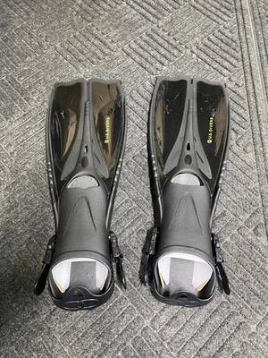 EE. UU. Aletas de snorkel negras Divers Sideview adultos SOLO talla mediana hombres 7-10 mujeres 8-11 Foto 1 de 4