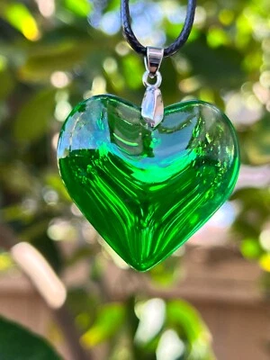 Colar de coração de vidro verde esmeralda verde pingente de coração inchado gargantilha verde presente - Imagem 1 de 4