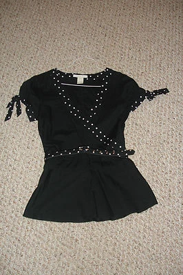 Top Charlotte Russe con cinturón a lunares y cinturón para jóvenes mediano Foto 1 de 4