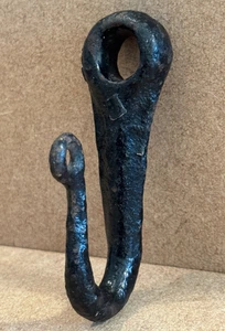VINTAGE HAND FORGED IRON HOOK - Picture 1 of 8