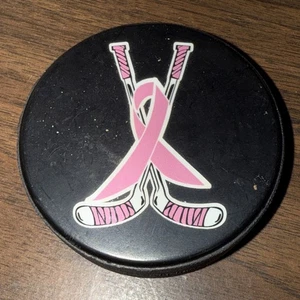 PINK IN THE RINK Hockey Puck AHL Brustkrebs Nachtkämpfe - Bild 1 von 2