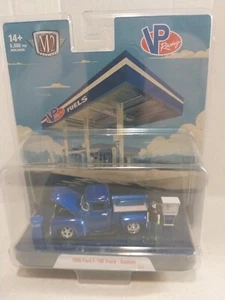 M2 Machines 1956 Ford F-100 Truck - Custom Diorama 2024 Neu 1/64 - Bild 1 von 5