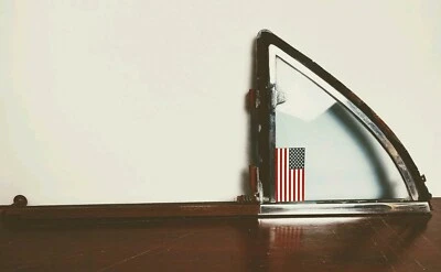 Cadillac Fleetwood 1954 cuarto trasero ventana vidrio y marco derecho OEM original  Foto 1 de 4