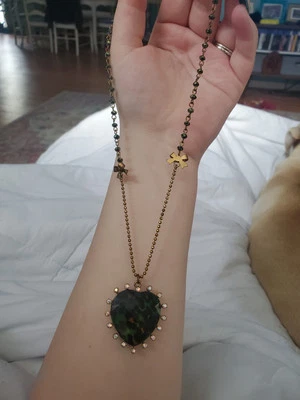 Colar de strass Betsy Johnson leopardo verde selva corações lucite - Imagem 1 de 4