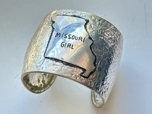 Missouri Mädchen Vintage klobig breit Splitter Ton gehämmert Manschette Armband - Bild 1 von 9