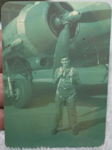 FOTO ORIGINAL RARA DE LA SEGUNDA GUERRA MUNDIAL PILOTO POSANDO EN PARACAÍDAS MARTIN 187 BALTIMORE - Imagen 1 de 3