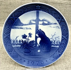 "Plato anual de Navidad Royal Copenhagen 1970 7"" rosa de Navidad y gato azul" - Imagen 1 de 5