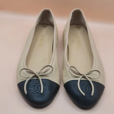 Chanel Beige y Negro Ballet Cuero Pisos UE Talla 40 EE. UU. 9,5 Foto 1 de 4