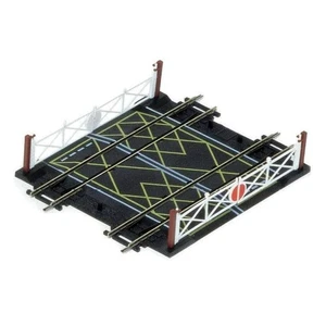 Hornby Double Track Level Crossing - Picture 1 of 3