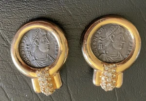 Ciner Vintage Yellow Gold Plated Glass Cabochon Coin Design Clip Earrings - Picture 1 of 4