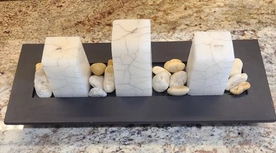 Центральный элемент настольного декора 3 мраморные свечи деревянный поднос с камнями коллекция померой  - Изображение 1 из 4