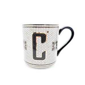 Taza Anthropology Margot Mosaico Azulejo Monograma C Negro Blanco Oro Acento - Imagen 1 de 12