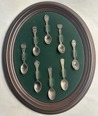Hermosa colección de cuchara decorativa de plata de ley de fieltro verde y marco de madera Foto 1 de 4