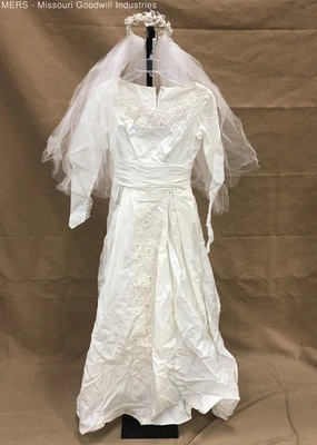 Vintage White Floral Women's Long Sleeve Wedding Dress With Veil - Size Unknown - Image 1 of 4