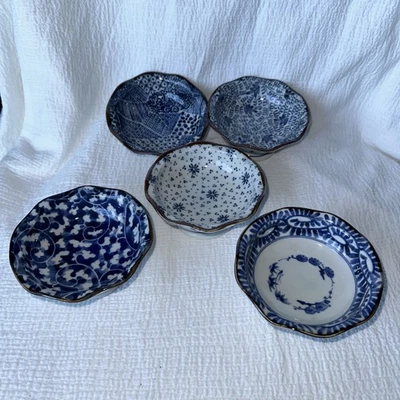 Juego de 5 cuencos de pedestal pequeño de porcelana japonesa azul/blanco. Nunca usado. Org. Caja Foto 1 de 4