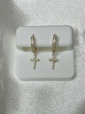 Nuevos aretes tipo argolla Huggie con cruz de plata esterlina sobre oro moissanita de 0,23 quilates Foto 1 de 4