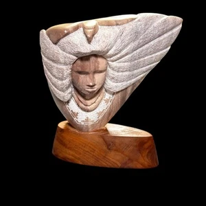 Marvin Toya geschnitzter Alabaster gefiederter Frauengeist 9” x 8” - 1,43 Pfund Holzsockel - Bild 1 von 12