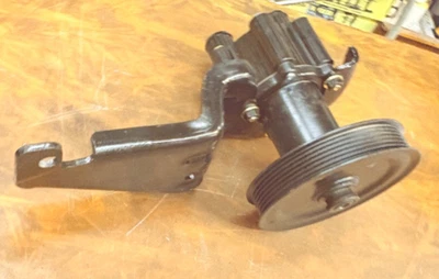 MERCRUISER SEAWATER PUMP 454 HORIZON 807151A9 W/ BRACKET & PULLEY - Image 1 of 4
