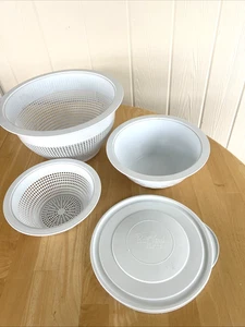 Pampered Chef Blanco Antideslizante Cuadros Mezcla Almacenamiento Cuencos Coladores Tapa 4 Piezas - Imagen 1 de 6