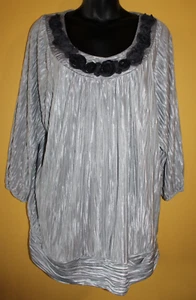 Blusa Dressbarn Mujer 2x Plateada Arrugada Manga 3/4 Azul Marino Tela Borde Roseta - Imagen 1 de 7