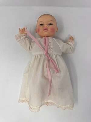 Muñeca bebé Horsman 1972 cinta rosa blanco vestido de encaje vintage Foto 1 de 4