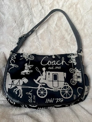 蔻驰马和马车货物翻盖手提包 F14888 轻度使用 — 第 1/4 张图片