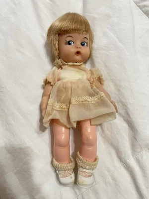 Muñeca bebé antigua 8” original vestido y zapatos de plástico Foto 1 de 4