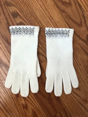 Guantes de punto blancos vintage de principios de los años 60 para niñas con diseño de cuentas grises Foto 1 de 4