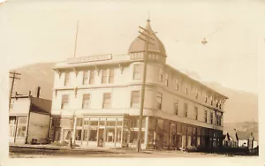 Cartolina fotografica reale Skagway AK "Golden North Hotel" vista strada vetrine negozio - Foto 1 di 2