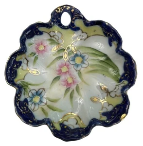 Plato de baratija de porcelana azul y blanco borde ondulado pequeño pintado a mano en Japón - Imagen 1 de 7