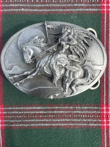Vintage Siskiyou Buckle Co. 1986 Gürtelschnalle Indianerreiten Reiten Western - Bild 1 von 4