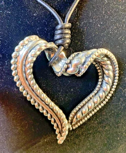 GROß Silberfarben 3"x 3" Geflochten Offenes Herz Anhänger Schwarz Lederseil Halskette - Bild 1 von 7