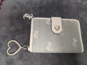 Juicy Couture Pack It Up Tab Card Wallet Light Washed Denim & White JC - Bild 1 von 14