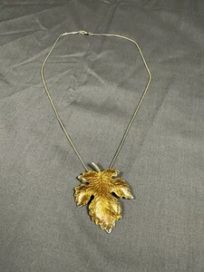 Ätherischer Herbstblatt Anhänger an zarter goldfarbener Kette Halskette, Herbsttöne - Bild 1 von 6