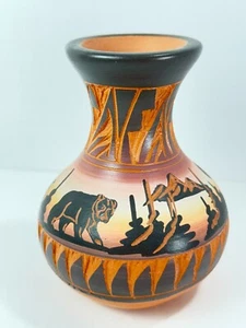 Jarrón de arcilla nativo americano del suroeste tierra roja pequeña urna firmada oso alce tallada - Imagen 1 de 7