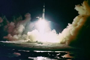 New 5x7 NASA Photo: Night Launch of the Apollo 17 Mission - Picture 1 of 1