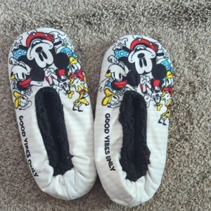 Disney Women's Mickey Mouse Slippers Size 7/8 Medium - Picture 1 of 4