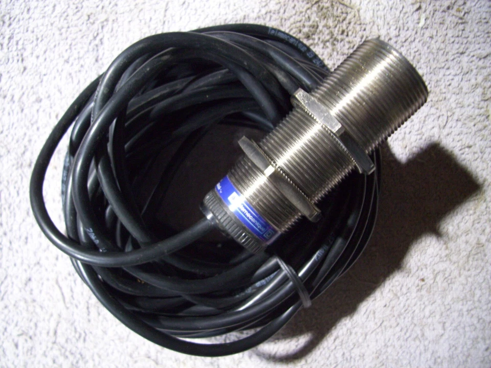 SCHNEIDER ELECTRIC XSA-V12801L10 Proximity Switch 36' cable - Image 1 of 2