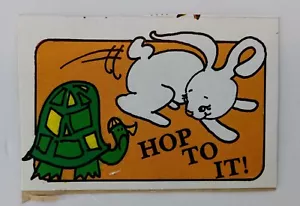 Vintage años 80 "¡Hop To It!" Pegatina Tortuga Liebre Tortuga Conejo 2" - Imagen 1 de 2