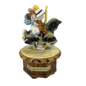 Caja de música American Greetings Carousel Love Makes the World Go Round Holly Hobbie - Imagen 1 de 11