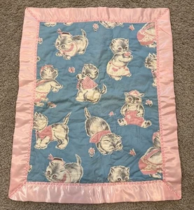 Vintage 1950er Handarbeit Baby Decke Kätzchen Druck rosa Satin Trim Decke 22"x17" MCM - Bild 1 von 4